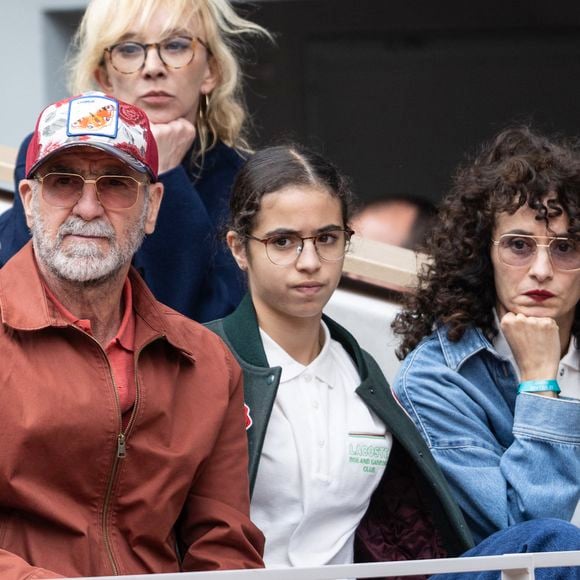 Eric Cantona et sa femme Rachida Brakni ont amené leur fille Selma assister aux matchs de Roland-Garros

Eric Cantona et sa femme Rachida Brakni, leur fille Selma en tribunes lors des Internationaux de France de Tennis de Roland Garros 2025, à Paris, France, le 7 juin 2025. © Cyril Moreau/Bestimage