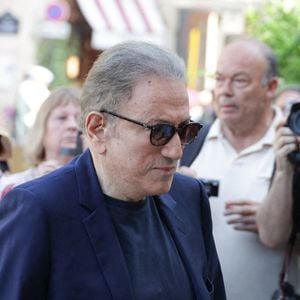 Michel Drucker assistant aux obsèques de Philippe Labro à l'église Saint Germain des Prés à Paris, France, le 13 juin 2025. Philippe Labro, journaliste, auteur, réalisateur et compositeur prolifique, est décédé à 88 ans des suites d'un cancer le 4 juin. Photo par Nasser Berzane/ABACAPRESS.COM