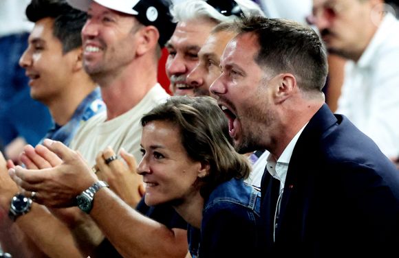Et c'est là, dans la capitale italienne, qu'Anne Mottet a eu une mauvaise surprise : on lui a volé... son vélo ! 

Thomas Pesquet et sa compagne Anne Mottet - Les célébrités en tribunes pendant l'épreuve de basketball de demi-finale opposant la France à l'Allemagne lors des Jeux Olympiques de Paris 2024 (JO) à l'Arena Bercy, à Paris, France, le 8 août 2024. © Jacovides-Perusseau/Bestimage