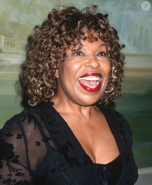 A noter qu'en 1973 et 1974, Roberta Flack, militante pour les droits civiques aux États-Unis, a également remporté deux Grammy Awards du meilleur disque.

New York, NY - Roberta Flack, l'emblématique chanteuse de R&B connue pour des succès comme « Killing Me Softly With His Song » et « The First Time Ever I Saw Your Face », est décédée à l'âge de 88 ans. (Backgrid USA / Bestimage).