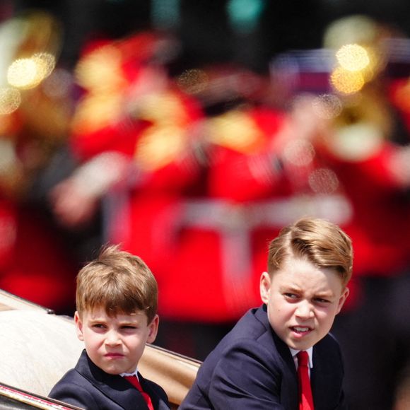 Le prince Louis (à gauche) et le prince George rentrent au palais de Buckingham après la cérémonie du drapeau dans le centre de Londres, alors que le roi Charles III célèbre son anniversaire officiel.  14 juin 2025. Photo by Aaron Chown/PA Wire/ABACAPRESS.COM
