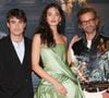 Dans une assemblée dominée par des silhouettes sombres, Deva Cassel a immédiatement capté la lumière.

Julien De Saint-Jean, Deva Cassel et Romain Duris - Avant-première du film "Le Fantôme de l'Opéra" au cinéma Pathé Palace à Paris le 12 octobre 2026. 

© Coadic Guirec/Bestimage