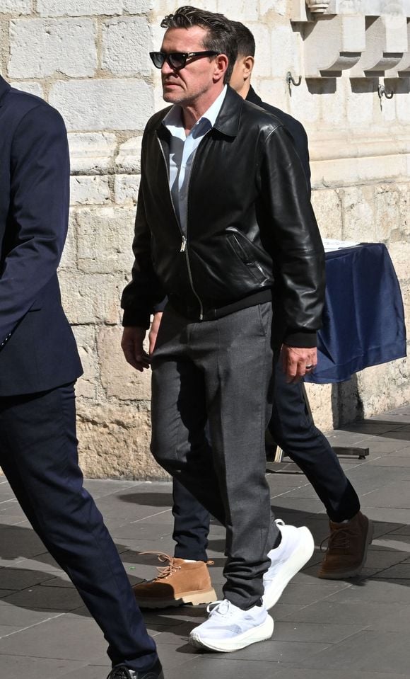 Elle a été retrouvée sans vie à son domicile.

Benjamin Castaldi - Obsèques de Loana Petrucciani dans la cathédrale Sainte-Réparate à Nice le 10 avril 2026. L'ancienne star de téléréalité a été retrouvée morte dans son appartement niçois par les autorités, le 25 mars dernier.
Bruno Bebert / Bestimage