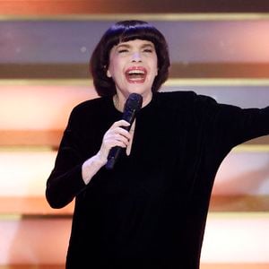 Mireille Mathieu dans l'émission télévisée ARD "La Fête de l'Avent aux 100 000 lumières" au Centre des Congrès de Suhl, Allemagne, le 2 décembre 2023. © Action Press/Bestimage