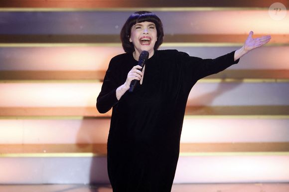 Mireille Mathieu dans l'émission télévisée ARD "La Fête de l'Avent aux 100 000 lumières" au Centre des Congrès de Suhl, Allemagne, le 2 décembre 2023. © Action Press/Bestimage