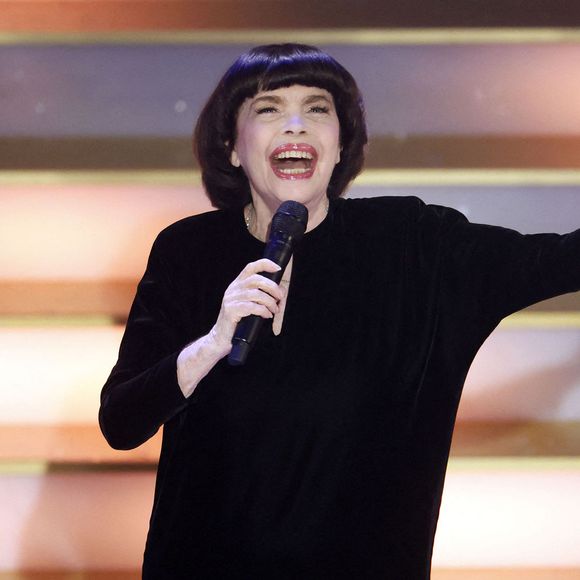 Mireille Mathieu dans l'émission télévisée ARD "La Fête de l'Avent aux 100 000 lumières" au Centre des Congrès de Suhl, Allemagne, le 2 décembre 2023. © Action Press/Bestimage
