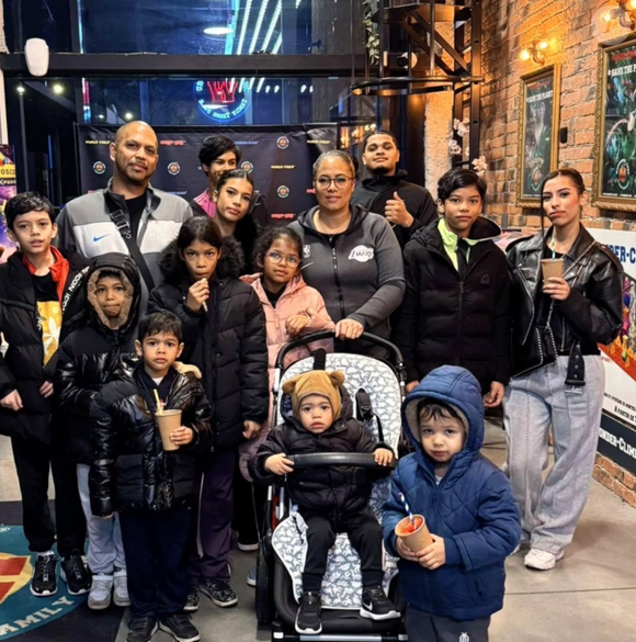 En lieu et place, des feuilletons.

Hélène et Son Nguyen, à la tête d'une fratrie de douze enfants dans "Familles nombreuses, la vie en XXL".