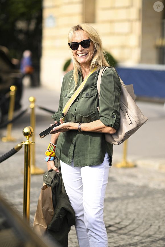 Exclusif - Estelle Lefébure à la sortie de l'hôtel Crillon à Paris, lors de la fashion week. Le 28 septembre 2023.

©Bestimage