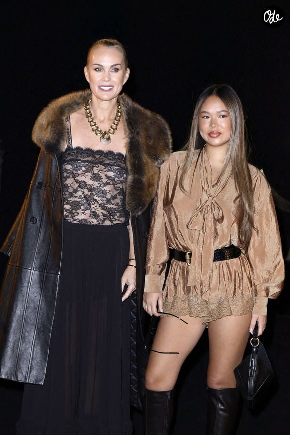 La famille reste attachée à cette île des Antilles.

Laeticia Hallyday et sa fille Joy au photocall du défilé Saint Laurent Collection Femme Prêt-à-Porter Printemps/Eté 2027 lors de la Fashion Week de Paris (PFW) à la Fontaine du Trocadéro, à Paris, France, le 29 septembre 2026. © Olivier Borde/Bestimage