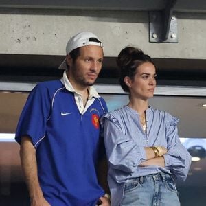 Le chanteur Vianney et sa femme Catherine Robert - People dans les tribunes lord du match d'ouverture de la Coupe du Monde de Rugby France 2023 avant le match de la Poule A entre la France et la Nouvelle-Zélande au Stade de France à Saint-Denis le 8 septembre 2023.  © Dominique Jacovides/Bestimage