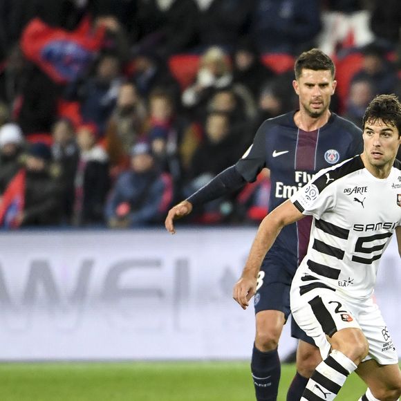 Yoann Gourcuff - Karine Ferri encourage son compagnon Yoann Gourcuff lors du match Psg-Rennes au Parc des Princes à Paris le 6 novembre 2016.  (victoire 4-0 du Psg)  © Pierre Perusseau/Bestimage
