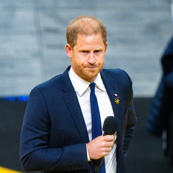 Après ses retrouvailles avec son père Charles III, le prince Harry a pris la parole.

Le prince Harry assiste à la cérémonie d'ouverture des "Invictus Games Vancouver Whistler" au Canada.

Photo : Backgrid USA / Bestimage