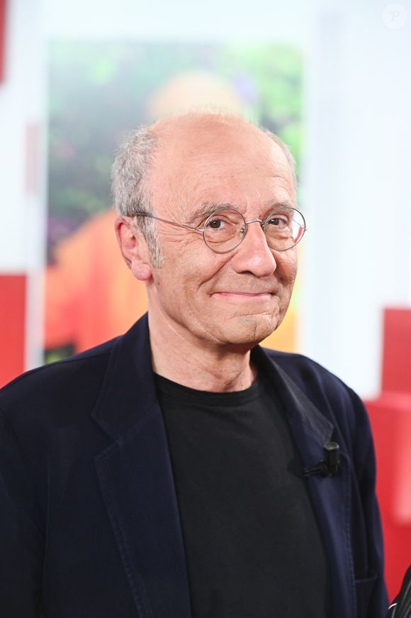 Exclusif - Philippe Geluck lors de l'enregistrement de l'émission Vivement dimanche au studio Rive gauche, présentée par M.Drucker, diffusée sur France 3 le 17 mai 2026, à Paris, France, le 21 avril 2026. © Guillaume Gaffiot/Bestimage