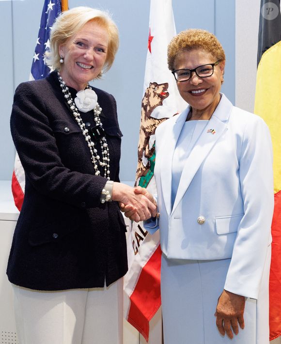 Ces déplacements exigeants, mêlant longues préparations, agendas très chargés et décalages horaires, sont devenus trop lourds à assumer pour la princesse de 63 ans. 

La princesse Astrid de Belgique et la maire de Los Angeles Karen Bass avant une réunion de travail avec les représentants de LA28 au Musée de l'Académie à Los Angeles, dans le cadre d'une mission économique sur la côte ouest des Etats-Unis, le jeudi 9 octobre 2025. La mission économique belge aux Etats-Unis se déroule du 4 au 12 octobre. Photo by ABACAPRESS.COM