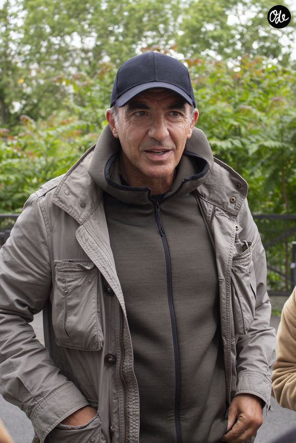 Nikos Aliagas - Les célébrités arrivent à l'enregistrement de l'émission "Vivement Dimanche" diffusée le 21 juin 2026 aux studios Rive Gauche à Paris, France, le 20 mai 2026. © Lou-Line Cottard/Bestimage