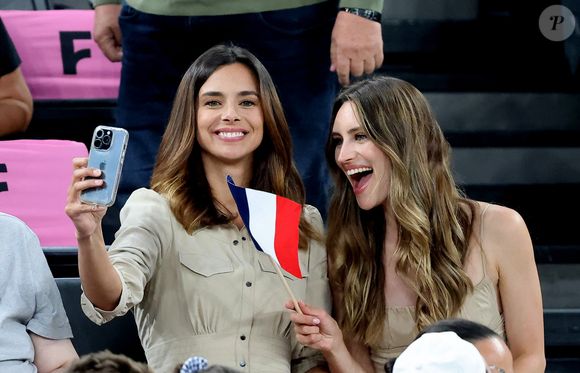 Marine Lorphelin, miss France 2013 et sa soeur Lou-Anne lors du quart de finale basket féminin France / Allemagne lors des jeux olympiques Paris 2024 (JO 2024) le 7 août 2024. Les bleues l'emportent et filent de demi-finale. © Jacovides / Perusseau / Bestimage