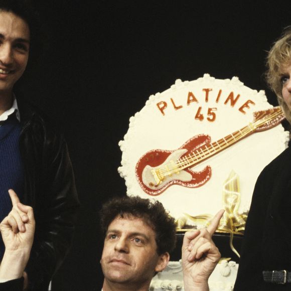En France, à Paris, lors de la 100ème de l'émission PLATINE 45, JACKY (Jacques Jakubowicz) devant un énorme gateau portant le nom de l'émission, entouré de Michel BERGER à gauche et de France GALL. Le 15 mai 1984 © Gérard Letellier via Bestimage