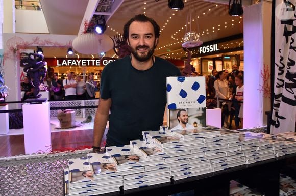 Exclusif - Cyril Lignac est l'invité de la semaine dédiée au chocolat organisée par CAP 3000, la galerie commerciale de Saint-Laurent du Var, le 31 octobre 2017. Après un cours de pâtisserie en public où il a préparé une soupe au chocolat, il a signé son dernier livre "La pâtisserie" et rencontré ses fans venus en grand nombre. © Bruno Bebert/Bestimage