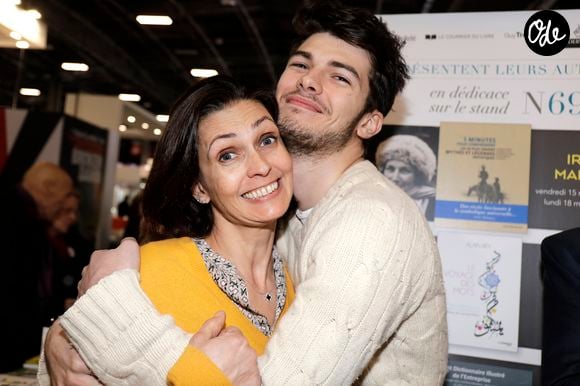 Adeline Blondieau avec son fils Aïtor - Salon du livre de Paris porte de Versailles le 14 mars 2019. © Cédric Perrin/Bestimage