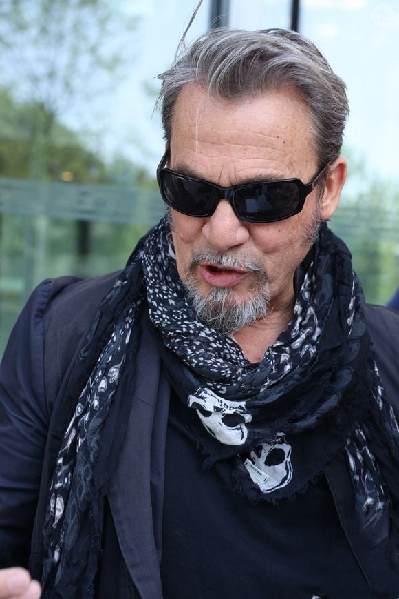 Florent Pagny quitte les studios RTL à Neuilly-sur-Seine le 2 Mai 2025. © Denis Guignebourg/BestImage