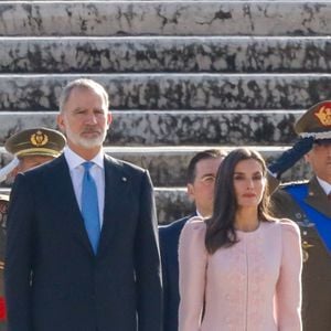 Le roi Felipe VI d'Espagne et la reine Letizia ont déposé une gerbe sur la tombe du soldat inconnu au Altare della Patria (Autel de La Patrie) avant une visite du Sénat à Rome le 11 décembre 2024.