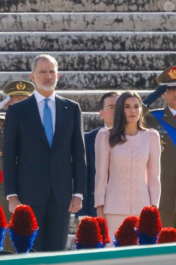 Le roi Felipe VI d'Espagne et la reine Letizia ont déposé une gerbe sur la tombe du soldat inconnu au Altare della Patria (Autel de La Patrie) avant une visite du Sénat à Rome le 11 décembre 2024.