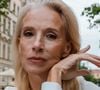Les bouleversements hormonaux de la cinquantaine, comme la ménopause, modifient profondément la structure des cheveux.
