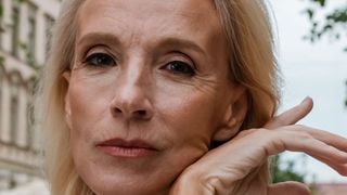 Comment prendre soin de ses cheveux pendant la ménopause pour éviter qu'ils ne perdent en densité ou en volume ?