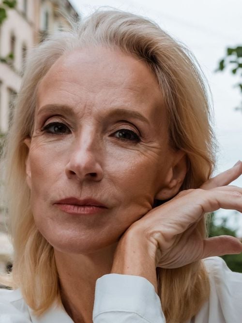 Comment prendre soin de ses cheveux pendant la ménopause pour éviter qu'ils ne perdent en densité ou en volume ?