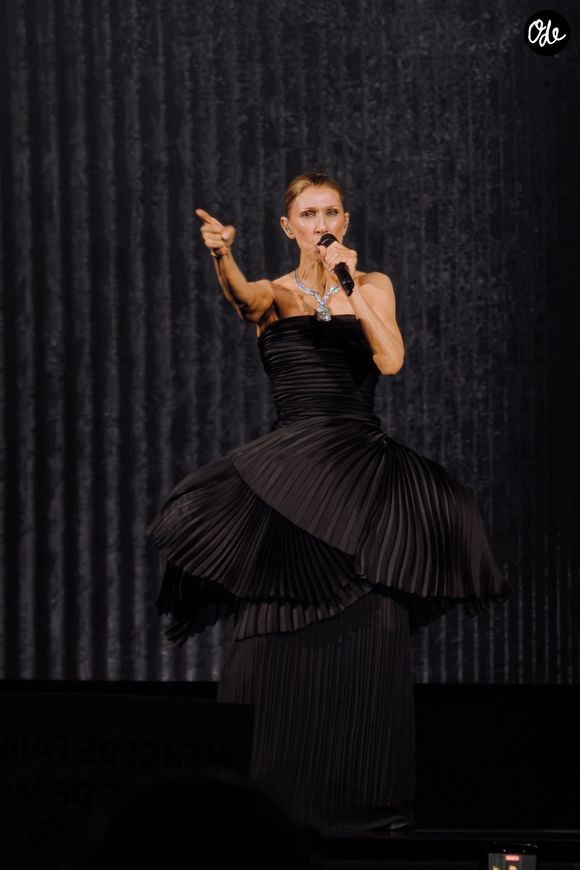 Celine Dion, tenue et bijoux Boucheron, lors de son premier concert à la Plénitude Arena à Paris La Défense le 12 septembre 2026. 

Photo : Agence / Bestimage
