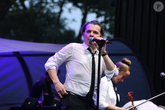 Le chanteur est né dans l'Essonne

Les chanteurs Adèle Castillon, Passi et Benabar se produisent pour célébrer Bastille Day avec le Consulat français de New York à Central Park, NY le 13 juillet 2023. Photo par Charles Guerin/ABACAPRESS.COM