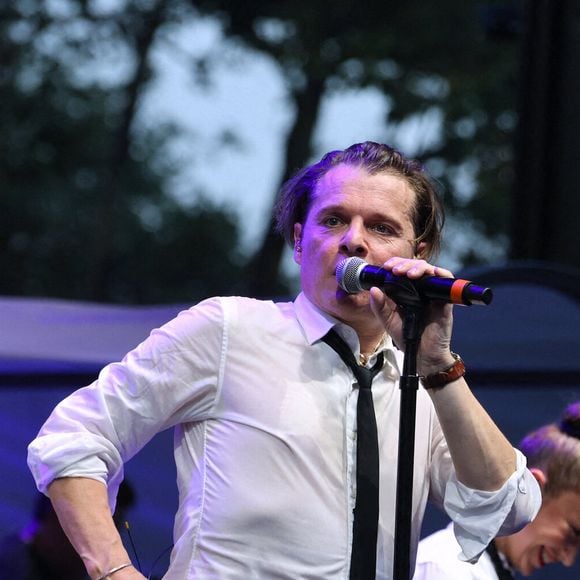 Le chanteur est né dans l'Essonne

Les chanteurs Adèle Castillon, Passi et Benabar se produisent pour célébrer Bastille Day avec le Consulat français de New York à Central Park, NY le 13 juillet 2023. Photo par Charles Guerin/ABACAPRESS.COM