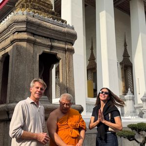 Emmanuel Philibert de Savoie et Adriana Abascal prennent la pose en Thaïlande, le 31 octobre 2025.