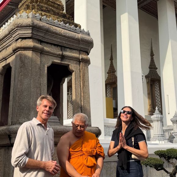 Emmanuel Philibert de Savoie et Adriana Abascal prennent la pose en Thaïlande, le 31 octobre 2025.