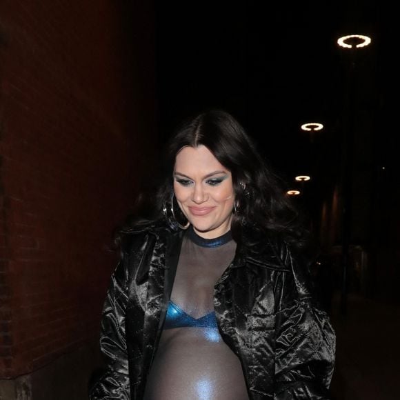 Il s'agit de Jessie J. 

Jessie J (enceinte) a donné un showcase accoustique au Sherpherd's Bush Empire à Londres. © Backgrid UK/ Bestimage