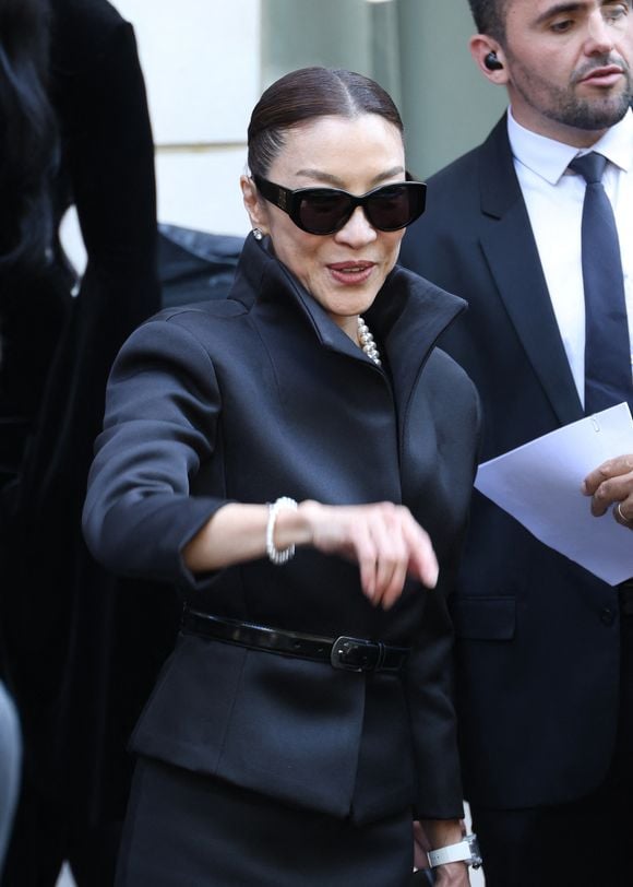 Michelle Yeoh - Arrivées au défilé Balenciaga Collection Haute Couture Automne/Hiver 2025-2026 lors de la Fashion Week de Paris (PFW), le 9 juillet 2025. 
© Denis Guignebourg / Bestimage