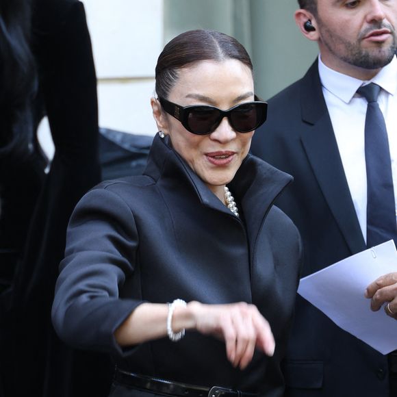 Michelle Yeoh - Arrivées au défilé Balenciaga Collection Haute Couture Automne/Hiver 2025-2026 lors de la Fashion Week de Paris (PFW), le 9 juillet 2025. 
© Denis Guignebourg / Bestimage