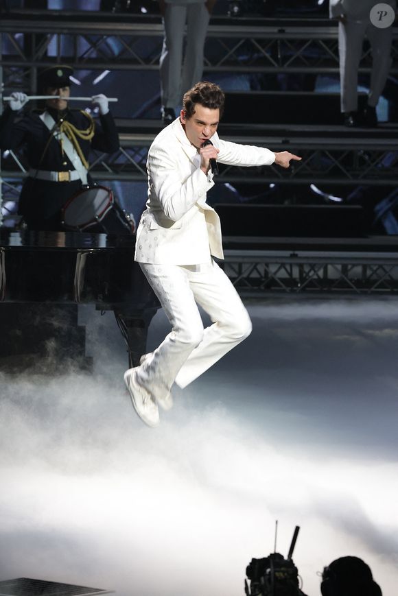 Le moment le plus fou de la soirée arrive sur Big Girls. Mika plonge dans la fosse, se laisse porter par la foule, et rejoint la scène avec toutes les peines du monde. 

Mika (président d'honneur) à la cérémonie des 41èmes Victoires de la Musique à la Seine Musicale à Boulogne-Billancourt le 13 février 2026.
© Coadic Guirec / Bestimage