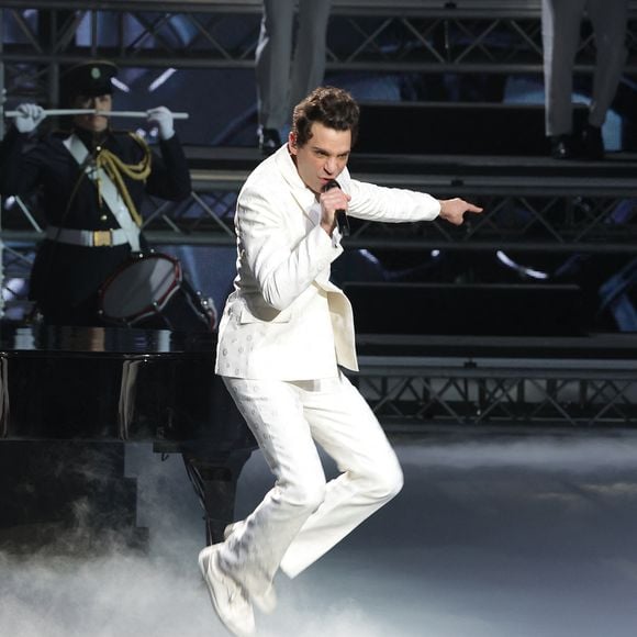 Le moment le plus fou de la soirée arrive sur Big Girls. Mika plonge dans la fosse, se laisse porter par la foule, et rejoint la scène avec toutes les peines du monde. 

Mika (président d'honneur) à la cérémonie des 41èmes Victoires de la Musique à la Seine Musicale à Boulogne-Billancourt le 13 février 2026.
© Coadic Guirec / Bestimage