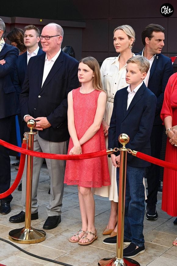 Une visite particulièrement symbolique puisque la commune des Baux-de-Provence fait partie des Sites historiques Grimaldi de Monaco, un réseau de communes en France et en Italie qui ont appartenu à la famille Grimaldi ou à la principauté. 

Prince Albert II, la princesse Charlène de Monaco, la princesse Gabriella de Monaco et le prince Jacques de Monaco, en Allemagne, le 29 juin 2026. 

© Dana Press/Bestimage
