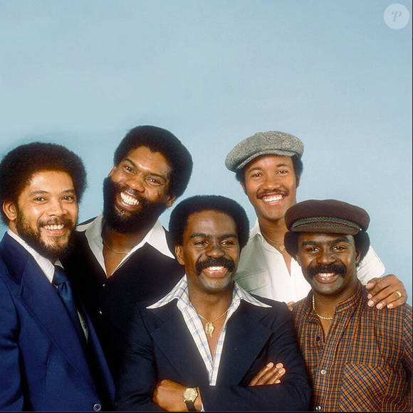 Chanteur de The Whispers, c’est en 1963 que Walter Scott Jr. avait fondé le groupe avec son frère jumeau Wallace.

Walter Scott Jr et son frère jumeau Wallace Scott avec les membres du groupe The Whispers © Instagram