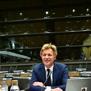 Il a également profité de cette prise de parole pour défendre son style d'interview à l'antenne, préférant la bienveillance à la recherche systématique du clash.

Audition de Laurent Delahousse, journaliste et présentateur de télévision, par la commission d'enquête "Audiovisuel public" à l'Assemblée Nationale à Paris, France, le 2 février 2026. © Christian Liewig/Bestimage