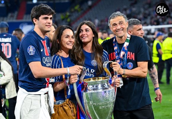 31 mai 2025, Bavière, Munich : Football : Ligue des champions, Paris Saint-Germain - Inter Milan, phase à élimination directe, finale à la Munich Football Arena, Luis Enrique célèbre la victoire en finale avec son trophée, en compagnie de son épouse Elena Cullell et de ses enfants. Photo de Sven Hoppe/DPA/ABACAPRESS.COM