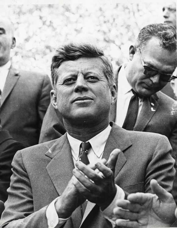Le 35e président des Etats-Unis assassiné en 1963 pendant son mandat

Archives - Le président des Etats-Unis John Fitzgerald Kennedy lors de la célébration du Colombus Day à New York. © Keystone Press Agency / Zuma Press / Bestimage