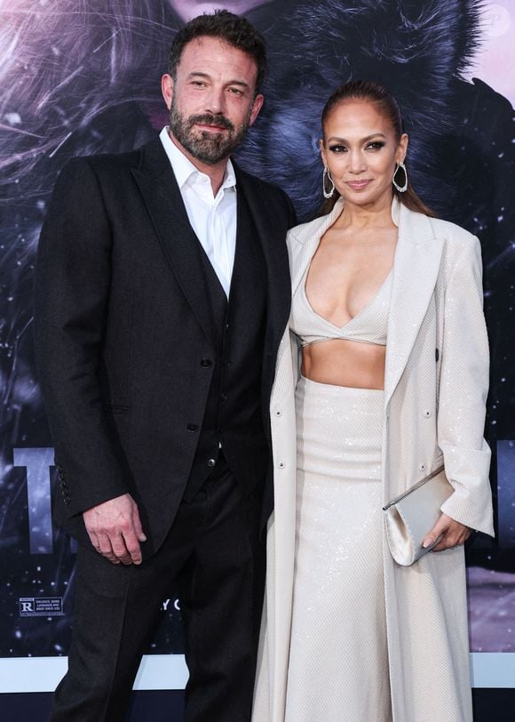 L'acteur et cinéaste américain Ben Affleck et son épouse, l'actrice, chanteuse et danseuse américaine Jennifer Lopez (J.Lo, Jennifer Lynn Lopez-Affleck), portant un look Brunello Cucinelli personnalisé, un sac Tyler Ellis et des bijoux Fernando Jorge, arrivent à la première du film de Netflix "The Mother" à Los Angeles, au Regency Village Theater, le 10 mai 2023, à Westwood, Los Angeles, Californie, États-Unis. Photo par Xavier Collin/Image Press Agency/ABACAPRESS.COM
