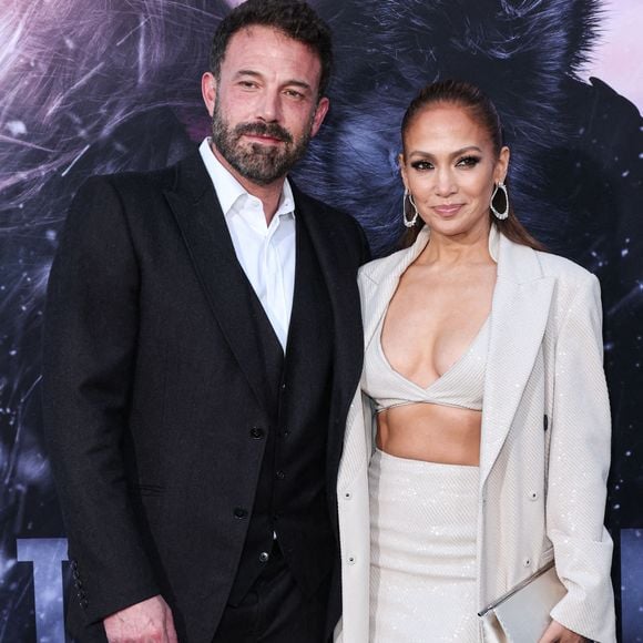 L'acteur et cinéaste américain Ben Affleck et son épouse, l'actrice, chanteuse et danseuse américaine Jennifer Lopez (J.Lo, Jennifer Lynn Lopez-Affleck), portant un look Brunello Cucinelli personnalisé, un sac Tyler Ellis et des bijoux Fernando Jorge, arrivent à la première du film de Netflix "The Mother" à Los Angeles, au Regency Village Theater, le 10 mai 2023, à Westwood, Los Angeles, Californie, États-Unis. Photo par Xavier Collin/Image Press Agency/ABACAPRESS.COM