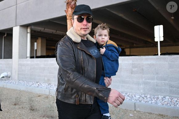 Elon Musk porte son fils X AE A-Xii, alias X, alors qu'ils arrivent au stade Allegiant avant le Super Bowl LVIII à Las Vegas NV, USA Photo by Image of sport / Alamy/ABACAPRESS.COM
