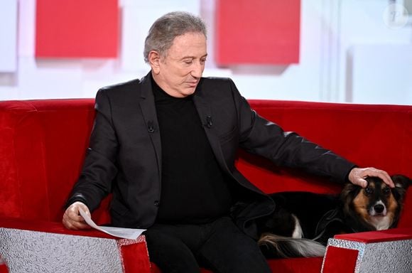 Ayant vieilli et ne voyant plus très bien, Michel Drucker préfère qu'elle reste à la maison 
Exclusif - Michel Drucker et sa chienne Isia - Enregistrement de l'émission "Vivement Dimanche, spéciale M.Galabru", au Studio Gabriel à Paris, présentée par M.Drucker et diffusée le 22 janvier
© Guillaume Gaffiot / Bestimage