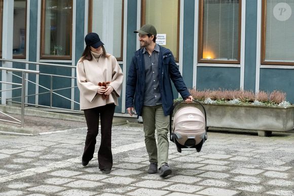 La princesse Sofia, le prince Carl Philip et leur fille quittent l'hôpital Danderyds près de Stockholm, en Suède. Photo par Dana Press / Bestimage