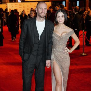 Quatre ans après leur union, ils accueillent leur premier enfant, une petite fille prénommée Tove Jane McDowell...

Charlie McDowell (à gauche) et Lily Collins assistent à la première de la comédie musicale Le diable s'habille en Prada au Dominion Theatre, Londres, Royaume-Uni, dimanche 1er décembre 2024. Photo par Ian West/PA Wire/ABACAPRESS.COM